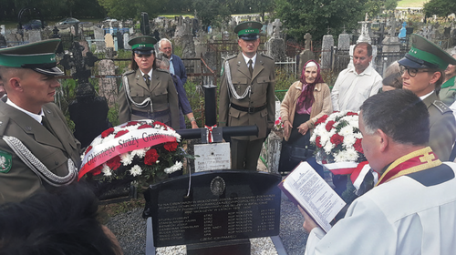 Odsłonięcie w Wołożynie odnowionego pomnika upamiętniającego siedmiu żołnierzy Korpusu Ochrony Pogranicza. Z prawej ksiądz Henryk Okołotowicz,