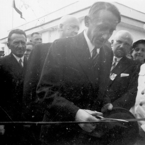 Wojewoda poleski Wacław Kostek-Biernacki przecina wstęgę podczas otwarcia jarmarku poleskiego. Pińsk, 15 sierpnia 1938 r. (fot. ze zbiorów NAC)