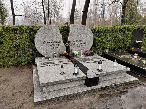 Wspólna mogiła Władysława Komara i Tadeusza Ślusarskiego na Cmentarzu Wojskowym na Powązkach w Warszawie (fot. Katarzyna Adamów, IPN)