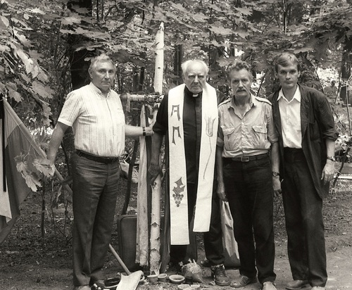 Ks. Zdzisław Peszkowski, pracownicy Energopolu, wśród nich Andrzej Świderski (pierwszy z prawej), przy brzozowym krzyżu postawionym przez pracowników Energopolu w Charkowie-Piatichatkach, lato 1991 r.