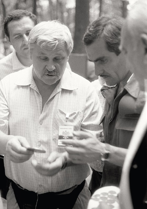 Prokurator Stefan Śnieżko i prokurator Aleksander Trietiecki w trakcie prac ekshumacyjnych w lecie 1991 r.