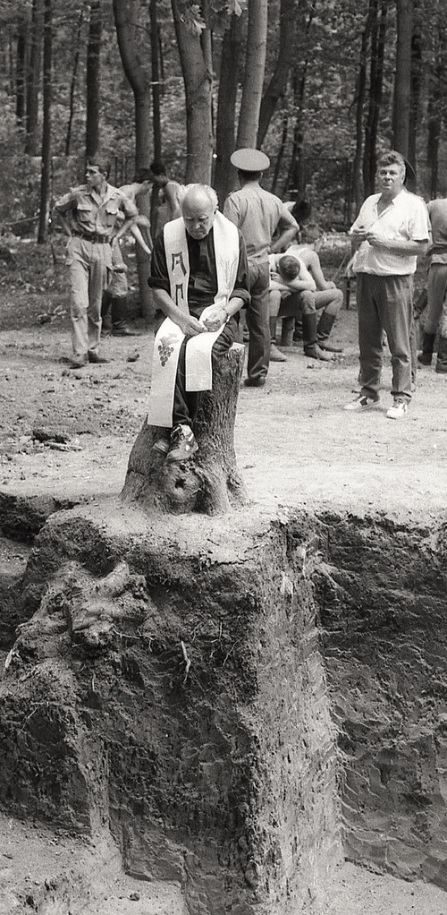 Ks. Zdzisław Peszkowski modli się przy dołach śmierci w Charkowie-Piatichatkach, gdzie znaleziono szczątki polskich oficerów zamordowanych w 1940 r.