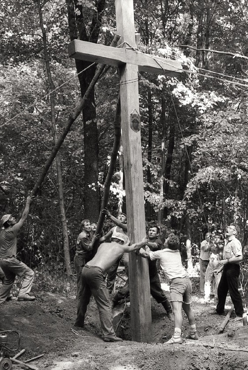 Ustawianie krzyża przez pracowników Energopolu na miejscu ekshumacji w Charkowie-Piatichatkach w sierpniu 1991 r.
