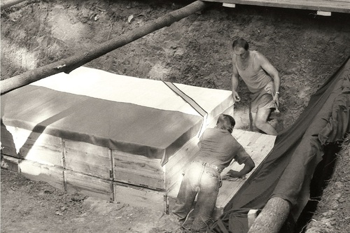 Złożenie dziewięciu skrzyń ze szczątkami polskich oficerów do grobu, który stanowił pierwotny dół śmierci w Charkowie-Piatichatkach, sierpień 1991 r.